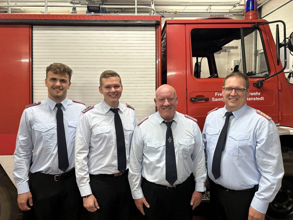 Gemeindebrandmeister Arne Behrens (re.) freut sich mit: dem neuen Ortsbm Philipp Hakenes (2.v.li.), dem neuen Stellvertreter  Dirk Röhrs (2.v.re.) und Michel Kehrwieder (li.) 