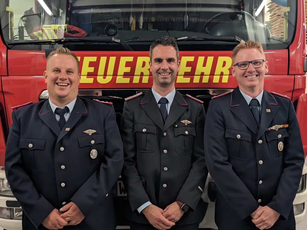 Sollen künftig die Geschicke der FF Brackel leiten: Tobias Wiegel (mi.) mit seinen Stellvertretern Toren Fey (li.) und Michael Garbers (re).